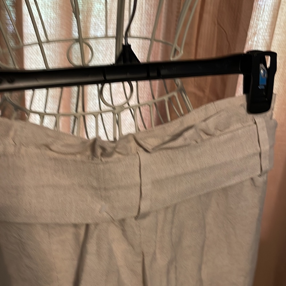 H&M Women’s linen dress shorts.  Size 10. - Picture 2 of 4